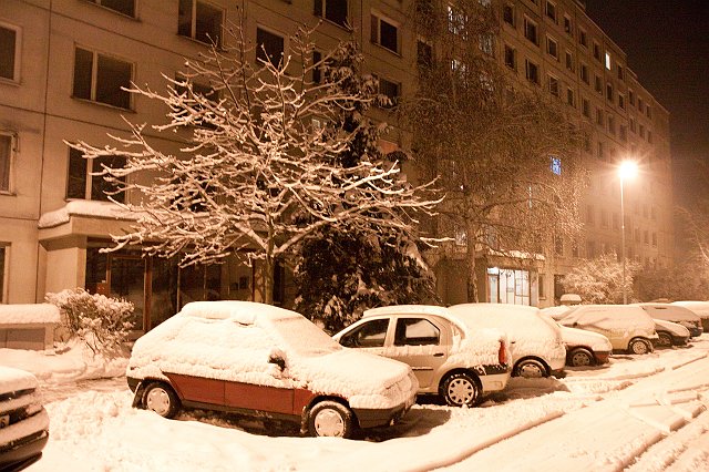 20100118_096.jpg - Zima udeřila naplno. Je další víkendová noc a zase padá.