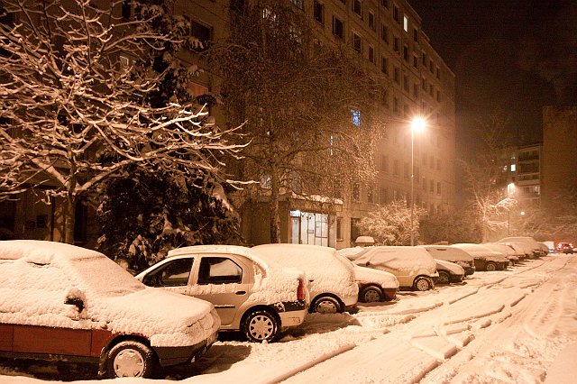 20100118_097.jpg - Zima udeřila naplno. Je další víkendová noc a zase padá.